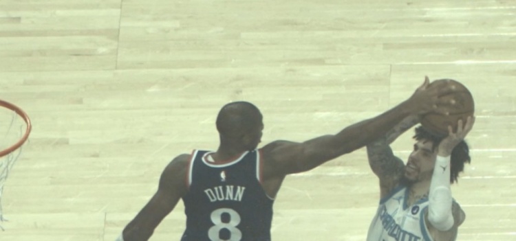 按在球上!三球突破抛投造成邓恩犯规 快船挑战成功